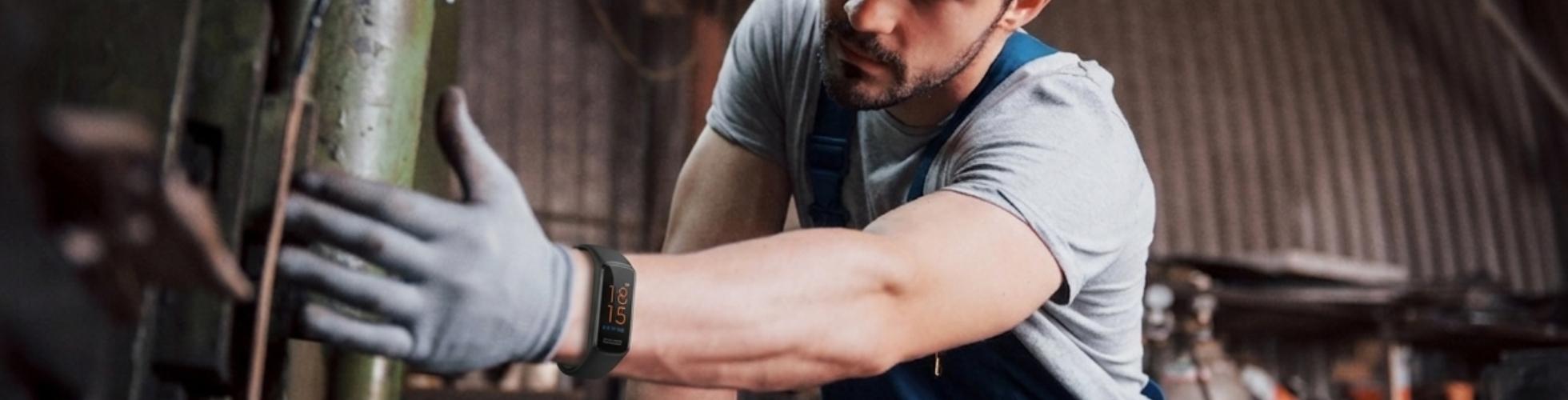 Trabalhador de Industria usando quatenus MyPulse